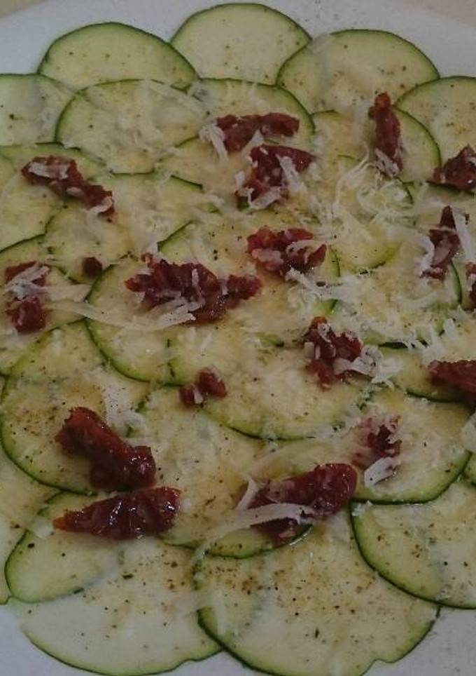 Una foto de Carpaccio de calabacín