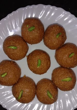 A picture of Besan suji laddu.