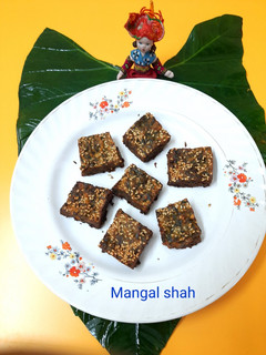 क्रिस्पी डिलिशियस वडी (Crispy Delicious Vadi recipe in marathi) रेसिपी चे मुख्य फोटो