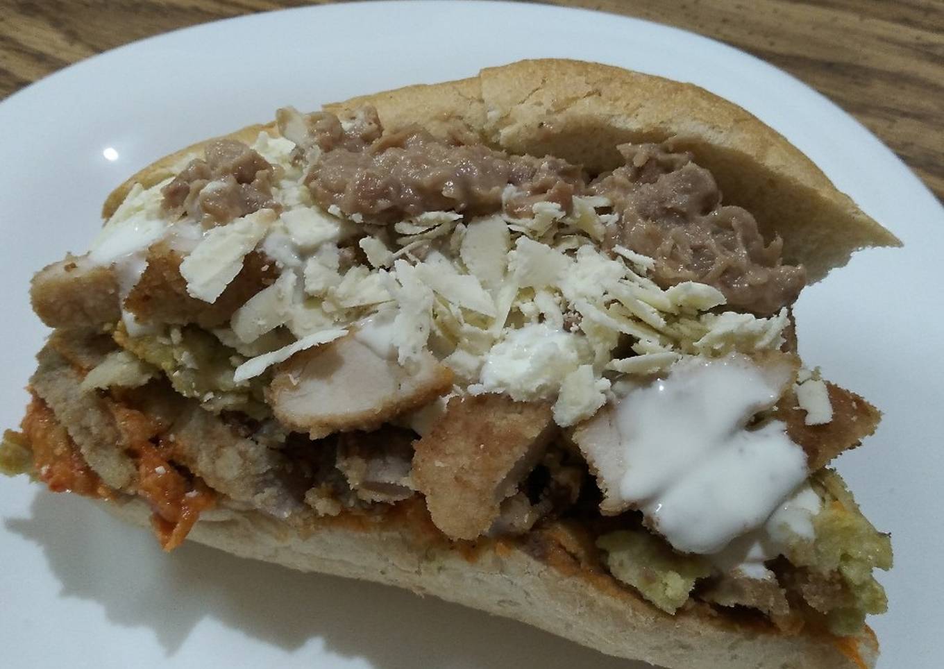 Torta de chilaquiles verdes y rojos con milanesa de pollo y res