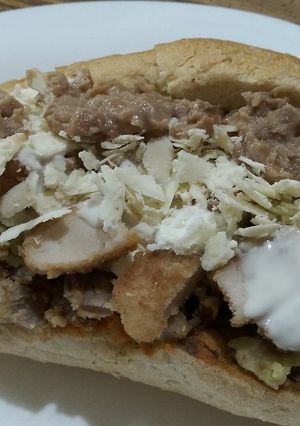 Una foto de Torta de chilaquiles verdes y rojos con milanesa de pollo y res