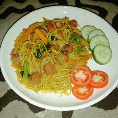 A picture of Stir fried pasta.