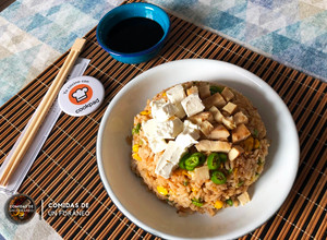 Una foto de Yakimeshi de pollo (Arroz Frito)