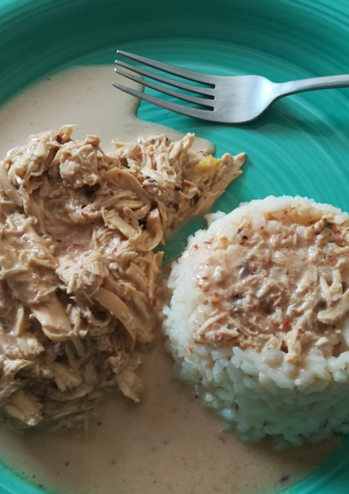 Una foto de Pechuga de pollo en salsa cremosa de chile chipotle