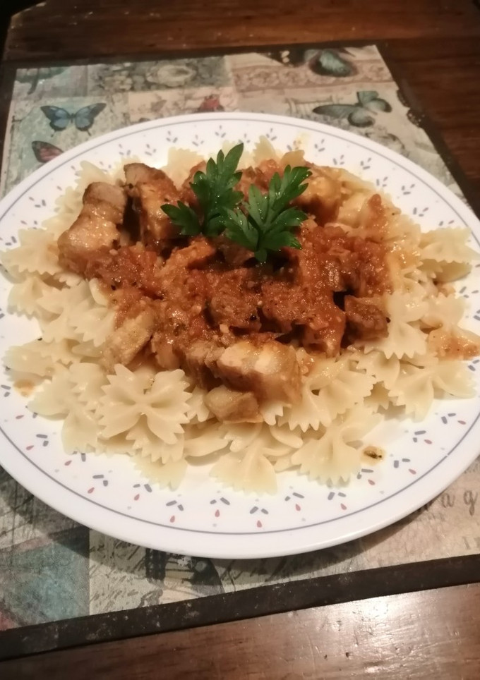 Una foto de Corbatines en salsa pomodoro con chicharrón