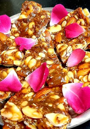मिक्स ड्राई फ्रूट्स चिक्की (mix dry fruit chikki recipe in Hindi) रेसिपी मुख्य फोटो