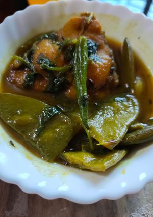 শিম ও ধনেপাতা দিয়ে রুই মাছ(shim o dhanepata diye rui mach recipe in Bengali) রেসিপির প্রধান ছবি