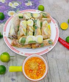 bánh tráng cuốn trứng cút