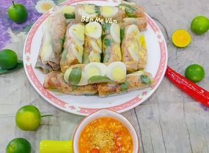Hình của món Bánh tráng cuốn chấm sốt tắc.