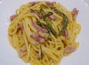 Foto di Spaghetti alla carbonara con asparagi