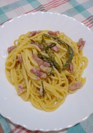 Foto di Spaghetti alla carbonara con asparagi