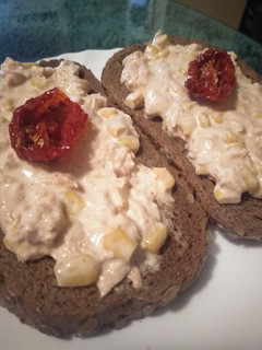 Una foto de Tostas de atún con maíz