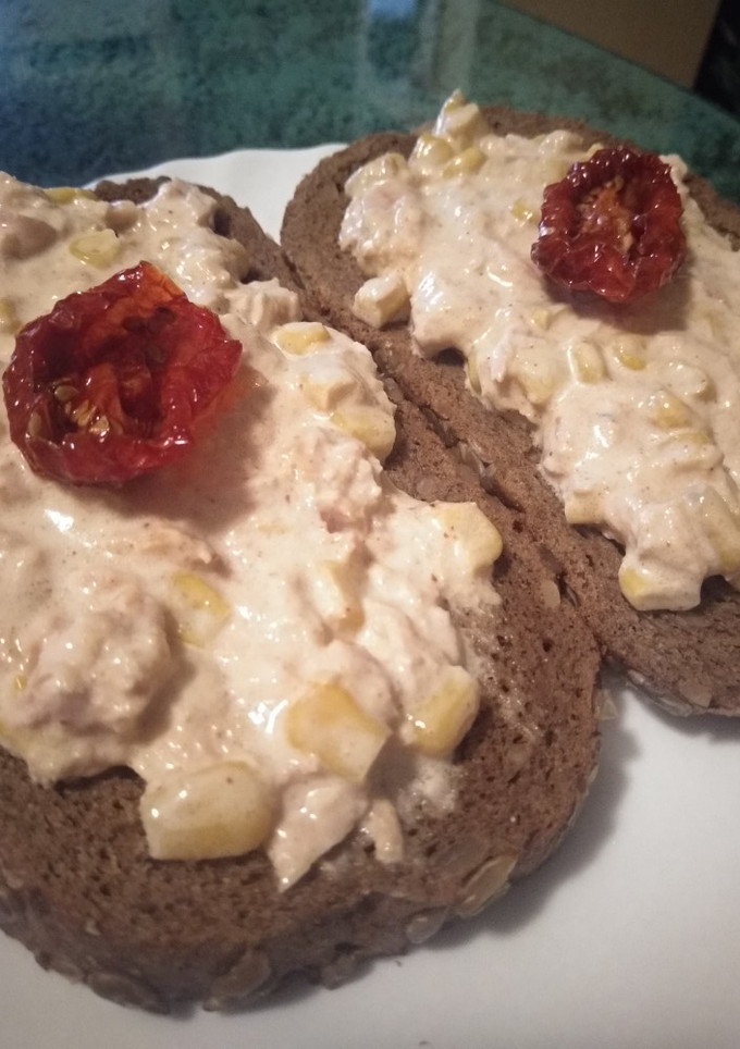 Una foto de Tostas de atún con maíz