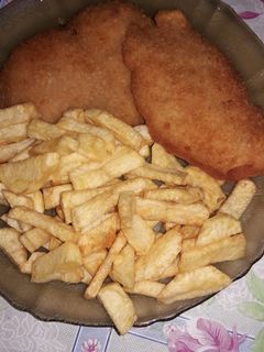 Una foto de Milanesas de pollo papas fritas y alitas al limón