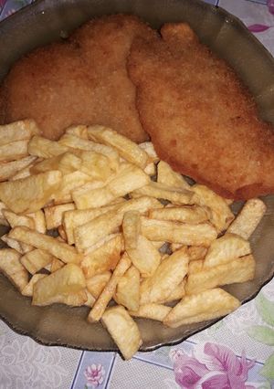 Una foto de Milanesas de pollo papas fritas y alitas al limón