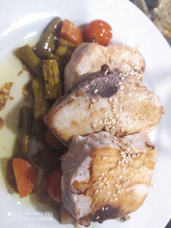 Una foto de Atún a la plancha con verduras