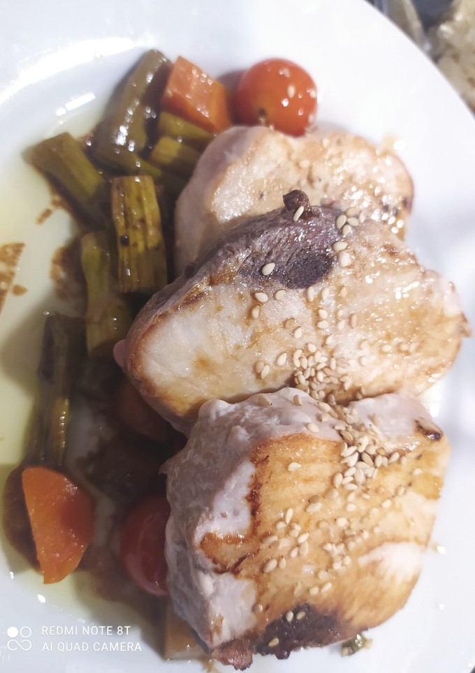 Una foto de Atún a la plancha con verduras