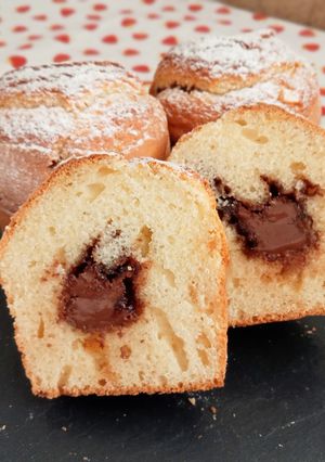 Una foto de Muffins rellenos de crema de cacao y naranjas escarchada