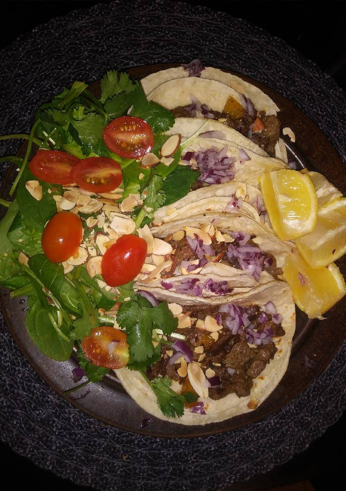 Una foto de Tacos de Bistek al Pesto con Almendras y Espinacas