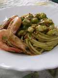 Spaghetti con crema di zucchine, gamberetti e pistacchio