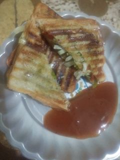 મેયોનીઝ ગ્રીલ સેન્ડવીચ (Mayonnies Grill Sandwich Recipe In Gujarati) રેસીપી મુખ્ય ફોટો