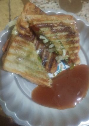મેયોનીઝ ગ્રીલ સેન્ડવીચ (Mayonnies Grill Sandwich Recipe In Gujarati) રેસીપી મુખ્ય ફોટો