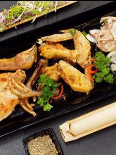 Hình của món Gà Nướng Tây Bắc Cơm Lam.