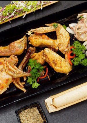 Hình của món Gà Nướng Tây Bắc Cơm Lam.