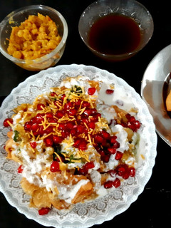 समोसा चाट(samosa chaat recipe in hindi) रेसिपी मुख्य फोटो