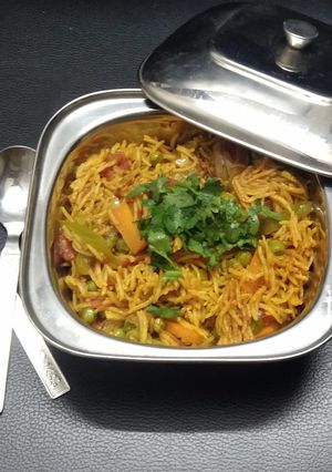 વેજીટેબલ પુલાવ (Vegetable pulav Recipe in Gujarati) રેસીપી મુખ્ય ફોટો