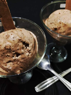 किटकैट ब्राउनी आइसक्रीम (Kitkat brownie ice cream recipe in Hindi) रेसिपी मुख्य फोटो