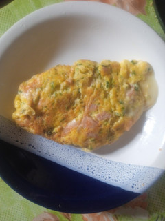 Una foto de Omelette de huevo 🥚,jamón, queso 🧀 y perejil fresco