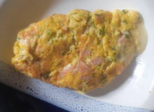 Una foto de Omelette de huevo 🥚,jamón, queso 🧀 y perejil fresco