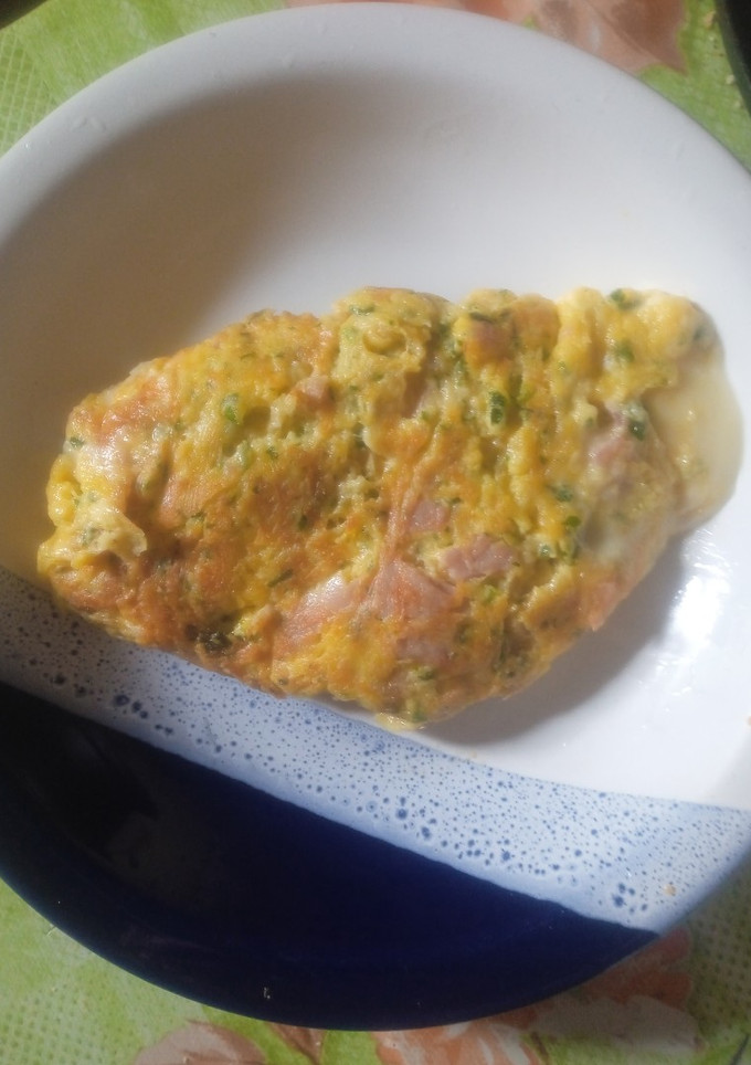 Una foto de Omelette de huevo 🥚,jamón, queso 🧀 y perejil fresco