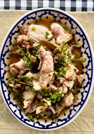 รูปของ หมูสะดุ้งดอกสะเดาผักก้านจองเผา🌶️🧄