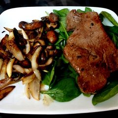 A picture of My Peppered Rump Steak with chilli flavoured Mushroom + Onion 🥰.