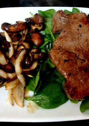 A picture of My Peppered Rump Steak with chilli flavoured Mushroom + Onion 🥰.