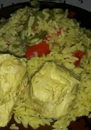 Una foto de Arroz amarillo con pollo