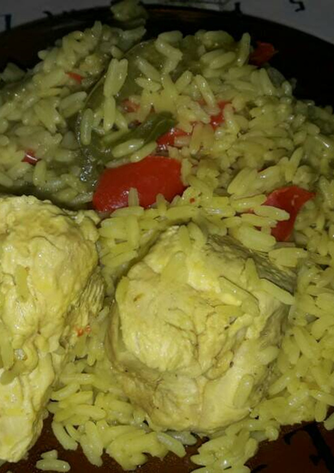 Una foto de Arroz amarillo con pollo