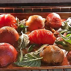 A picture of Roasted heirloom and caramelized onion red sauce.