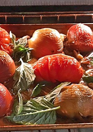A picture of Roasted heirloom and caramelized onion red sauce.