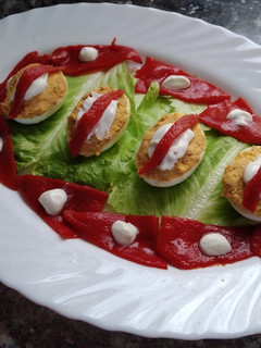 Una foto de Huevos rellenos de atún y lactonesa de anacardos