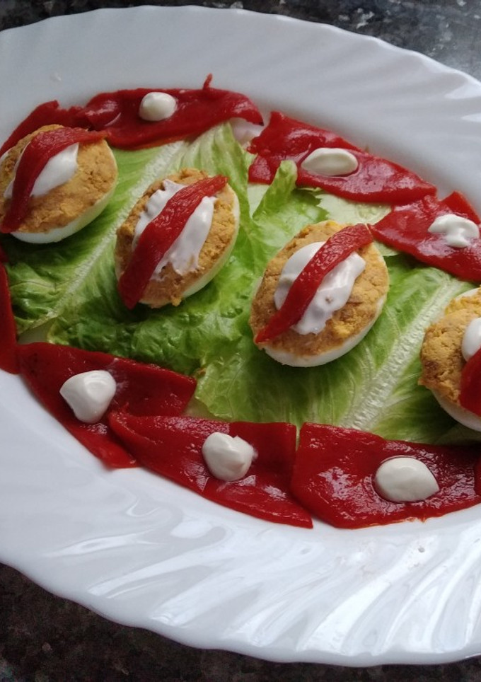 Una foto de Huevos rellenos de atún y lactonesa de anacardos
