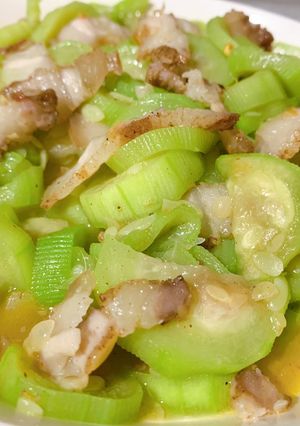 Hình của món Mướp xào thịt một nắng.