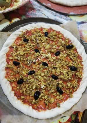 Une photo de Pizza aux poulet hachée