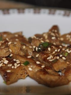 Una foto de Seitán caramelizado al estilo asiático (Vegano)
