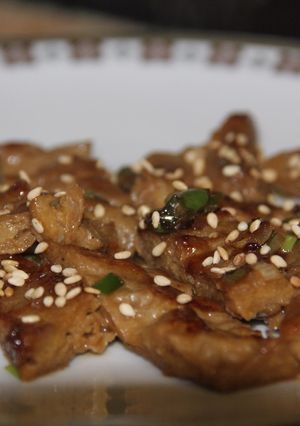 Una foto de Seitán caramelizado al estilo asiático (Vegano)