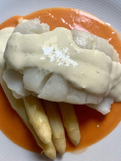 Una foto de Bacalao a baja temperatura en su jugo con aceite de ajo y guindilla