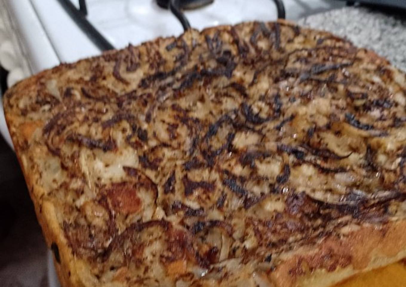 Fugazzeta rellena muzzarella bajo sodio, tomate y albahaca en Flip