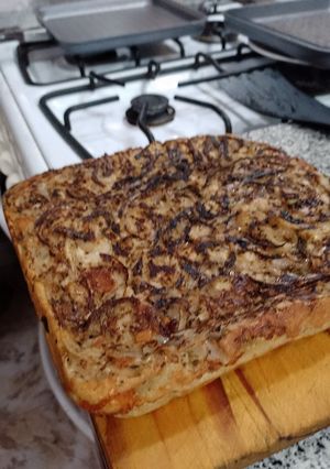 Una foto de Fugazzeta rellena muzzarella bajo sodio, tomate y albahaca en Flip